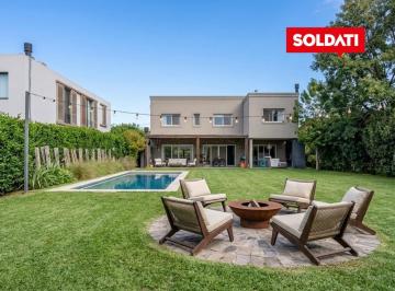Casa · 216m² · 5 Ambientes · 2 Cocheras · Casa Moderna de 4 Dorm. con Pileta y Galería | Las Liebres | Acepta Permuta Parcial