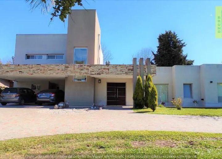 Casa · 290m² · 5 Ambientes · 1 Cochera
