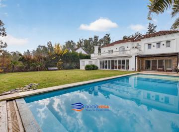 Casa · 972m² · 8 Ambientes · 2 Cocheras · Casa a La Venta en Campos de Alvarez, Francisco Alvarez
