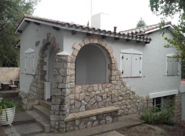 Casa · 140m² · 2 Dormitorios · 1 Cochera · Casa en Alquiler Unquillo - Santa Fe 562 Esquina Pasaje 3 de Febrero.