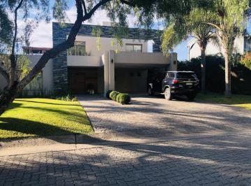 Casa · 340m² · 6 Ambientes · 2 Cocheras · Venta de Una Casa en La Reserva Córdoba 4 Dorm.!