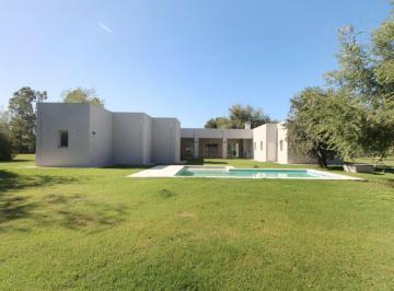 Casa · 286m² · 5 Ambientes · 2 Cocheras · Venta Casa 5 Ambientes en Pilar