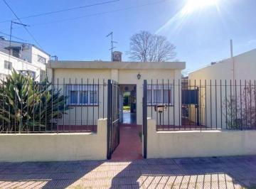 Casa · 60m² · 3 Ambientes · 1 Cochera · Casa en Venta a m de Universidad Almirante Brown