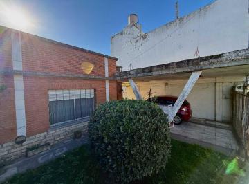 Casa · 103m² · 3 Ambientes · 2 Cocheras · Casa 3 Ambientes en Venta en Bernal con Jardin