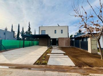 Casa de 5 ambientes, Carrodilla · Venta Hermosa Casa a Estrenar Barrio Privado Alto Terrada - Carrodilla - Lujan de Cuyo