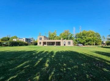 Casa · 235m² · 6 Ambientes · Casa Venta Exaltación de La Cruz 5 Amb a Estrenar