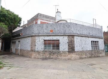Casa · 151m² · 4 Ambientes · 1 Cochera · Venta Casa en Esquina 4 Amb Terraza y Patio