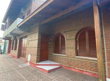 Casa · 177m² · 4 Ambientes · 1 Cochera · Re/max Vende Hermosa Casa Centrica en Tostado.