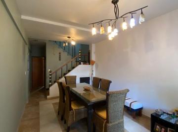 Casa · 84m² · 4 Ambientes · 1 Cochera · Triplex en Venta Caseros 4 Ambientes con Patio