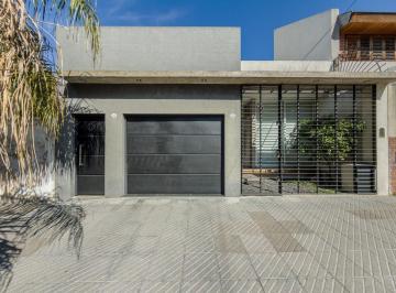 Casa · 140m² · 3 Ambientes · 1 Cochera · Casa C/ Cochera Terraza. 1° Calidad Constructiva