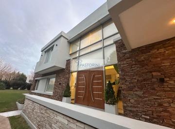 Casa · 400m² · 5 Ambientes · 2 Cocheras · Importante Casa en Arenas del Sur