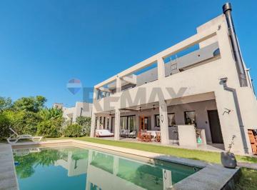 Casa · 243m² · 6 Ambientes · 1 Cochera · Venta Casa con Jardin y Pileta en La Josefina
