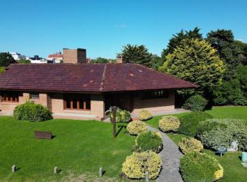 Casa · 287m² · 6 Ambientes · 1 Cochera · Chalet Venta Pinamar a m de La Playa