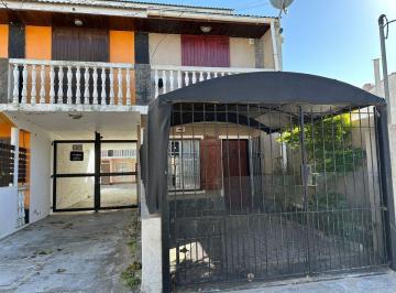 PH · 100m² · 5 Ambientes · 1 Cochera · Casa Tríplex con Gas Natural en Venta Mar del Tuyú