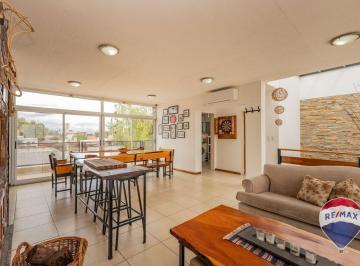 Casa · 272m² · 5 Ambientes · 1 Cochera · Casa en Bernal C/ Pileta y Quincho