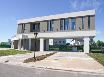 Casa · 180m² · 6 Ambientes · 2 Cocheras · Casa en Venta San Sebastian