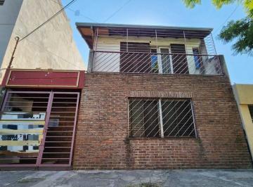 Casa · 180m² · 3 Ambientes · 1 Cochera · Casa 3 Amb C/coch + Galpón Exc Ubicación Oportunidad