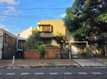 Casa · 210m² · 4 Ambientes · 1 Cochera · Casa en 2 Plantas C/ Cochera Cubierta Fondo Libre