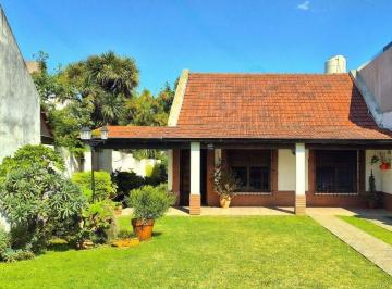 Casa · 130m² · 3 Ambientes · 2 Cocheras · Chalet Tradicional con Quincho Sobre Amplio Lote