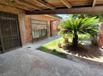 Casa · 240m² · 5 Ambientes · 1 Cochera · Venta Casa 5 Ambientes con Cochera en Gran Terreno