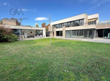 Casa · 540ha · 6 Ambientes · 2 Cocheras · Increible Casa en Barrio Parque Luro