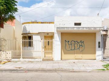 Casa · 180m² · 4 Ambientes · 1 Cochera · Casa en Venta 4 Ambientes. Haedo Sur. con Jardin