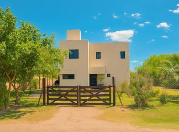 Casa · 110m² · 4 Ambientes · 1 Cochera · Venta de Casa en Barrio Privado