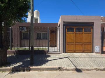 Casa de 5 ambientes, Córdoba · Casa 4 Dorm. con Cochera - Apta Credito Hipotecario.