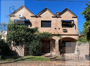 Casa · 196m² · 5 Ambientes · Casa en Alquiler - San Isidro - 3 Dorm. y Jardin