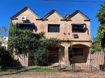 Casa · 196m² · 5 Ambientes · Casa en Alquiler - San Isidro - 3 Dorm. y Jardin