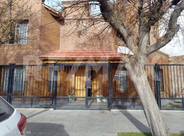 Casa · 180m² · 7 Ambientes · 2 Cocheras · Casa 4 Dorm.