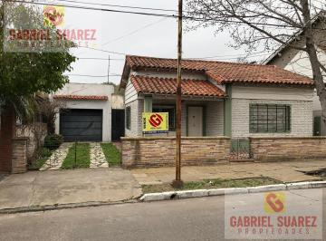 Casa · 210m² · 5 Ambientes · 5 Cocheras · Chalet con Garaje Para 5 Autos - 2 Cuadras Estacion - 3 Dormiotorios - Apto 2 Familias