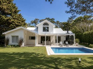 Casa · 270m² · 5 Ambientes · Casa - Carilo