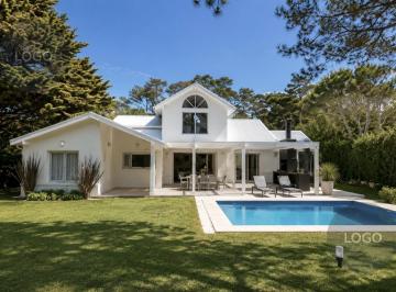 Casa · 270m² · 5 Ambientes · Casa - Carilo
