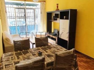 Departamento · 55m² · 3 Ambientes · Venta Apartamento Centro 2 Dorm., Frente con Balcon y Patio, Acepta Banco