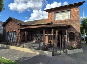 Casa · 124m² · 4 Ambientes · 2 Cocheras · Chalet Totalmente Independiente de 4 Amb con Patio y Cochera P 2 Autos Nuevo Valor!