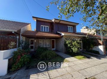 Casa · 171m² · 4 Ambientes · 1 Cochera · Venta Casa en Parque Luro, Apto Credito Hipotecario.