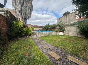 Casa · 230m² · 6 Ambientes · 1 Cochera · Venta de Casa en Temperley