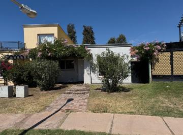 Casa · 70m² · 2 Dormitorios · 1 Cochera · Casa en B° Privado