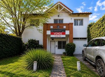 Casa · 207m² · 7 Ambientes · 2 Cocheras · Casa en Venta Calle 27 Entre 462 y 463 - City Bell