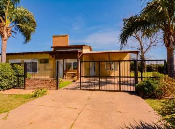 Casa · 121m² · 5 Ambientes · 2 Cocheras · Venta Casa de 3 Dorm. con Pileta y Parque en Funes Town