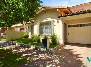 Casa · 180m² · 6 Ambientes · 1 Cochera · Chalet en Venta 6 Ambientes en Castelar Norte