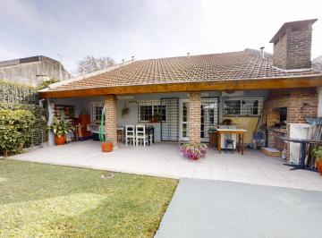 Casa · 154m² · 4 Ambientes · 1 Cochera · Casa en Venta de 4 Ambientes en Olivos con Garage, Jardín y Parrila