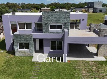 Casa · 220m² · 5 Ambientes · 1 Cochera · Casa en Venta Financiada en Costa Esmeralda Deportivo 1