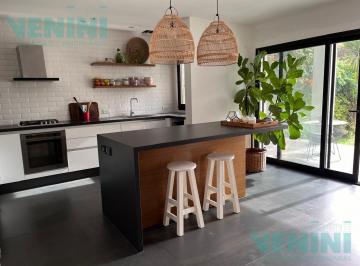Casa · 211m² · 4 Ambientes · 2 Cocheras · Venta Casa de 5 Ambientes con Jardín y Cochera en Vicente Lopez
