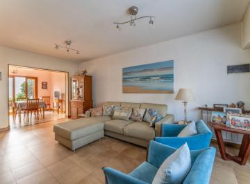 Casa · 270m² · 6 Ambientes · 1 Cochera · Casa Nueva 6 Ambientes Jardín Parrilla Cochera