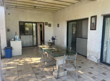 Casa · 193m² · 4 Ambientes · 3 Cocheras · Casa a La Venta en de Vicenzo Grande