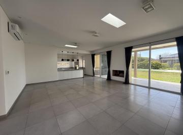 Casa · 187m² · 5 Ambientes · 2 Cocheras · Casa en Venta y Alquiler Anual Sobre Lote Interno con Pileta en Puerto El Cantón