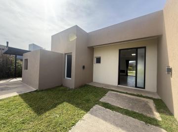 Casa · 187m² · 5 Ambientes · 2 Cocheras · Casa en Venta y Alquiler Anual Sobre Lote Interno con Pileta en Puerto El Cantón