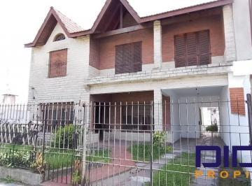 Casa · 168m² · 8 Ambientes · 1 Cochera · Casa en Adrogue, 5 Dorm. en Alquiler